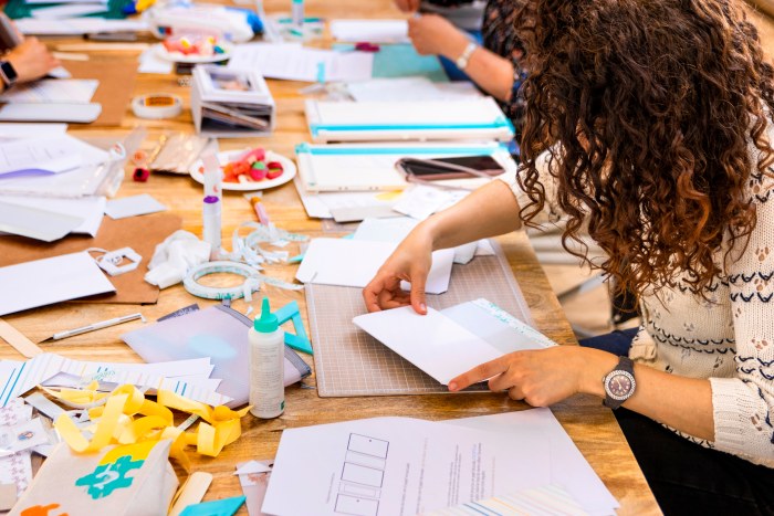 Recycler le papier : créer avec les fruits du désherbage