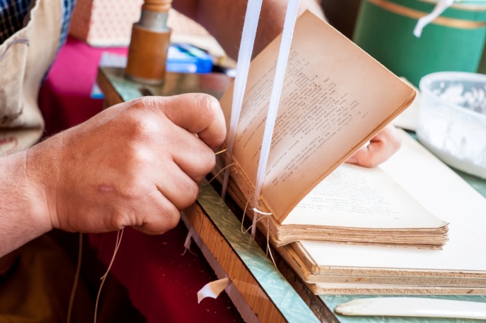 Petites réparations et entretien de livres en bibliothèque